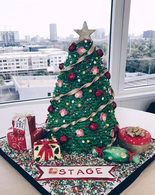 🎶 O Christmas tree, O Christmas tree, how delicious are thee? 🎶 We can't get over how beautiful this cake is by <a href="/commonbondcafe/">Common Bond</a>! 🎄😍 Thanks, Santa! 😉