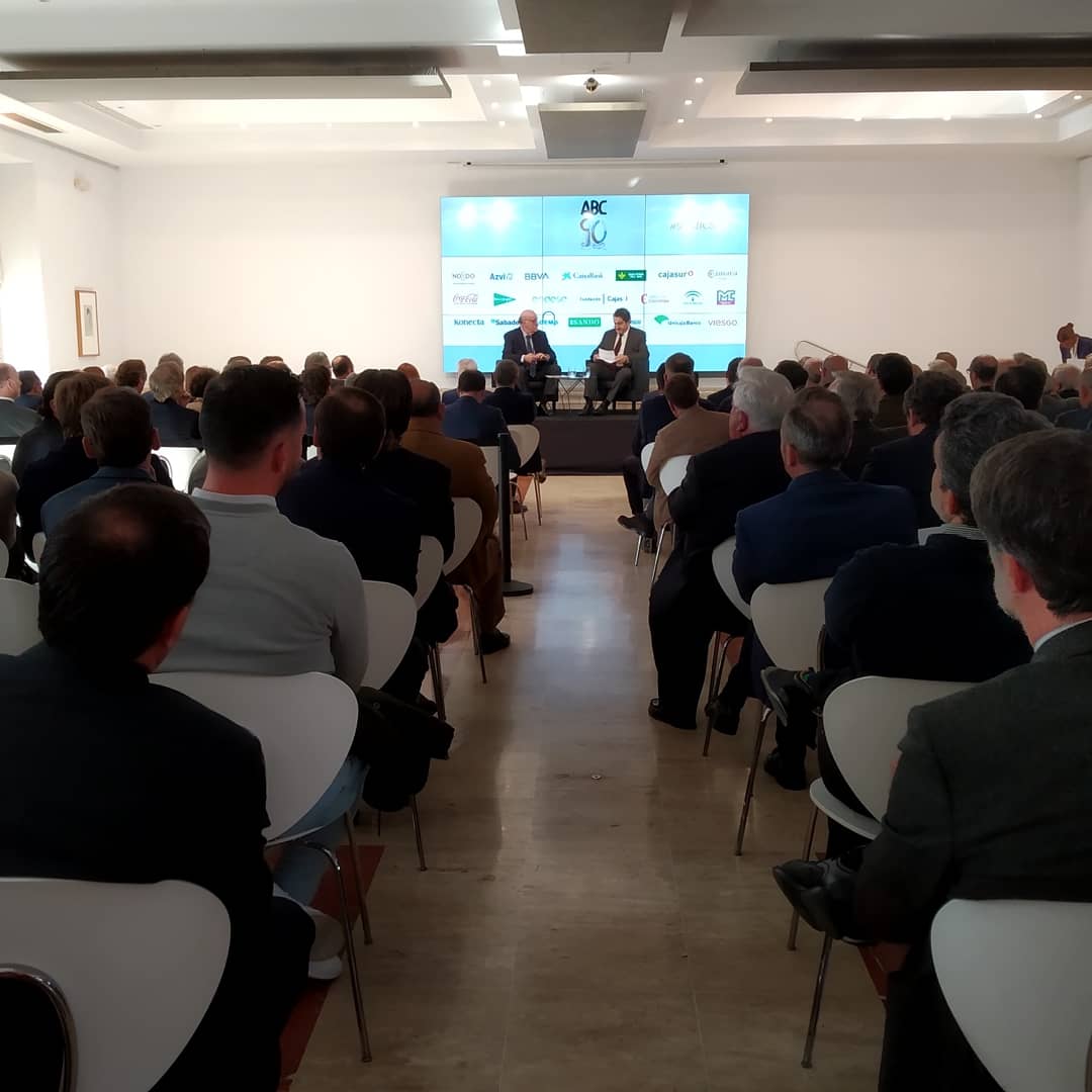 LauLiDue's tweet photo. Este mediodía hemos puesto el broche final a todo un año de eventos y grandes visitas para celebrar el 90 aniversario de ABC de Sevilla. Lo hemos hecho con un invitado de lujo, Vicente del Bosque. Y yo, además, con parte de lo mejor de la redacción :) #90ABCsev https://t.co/MgLwtFILo1