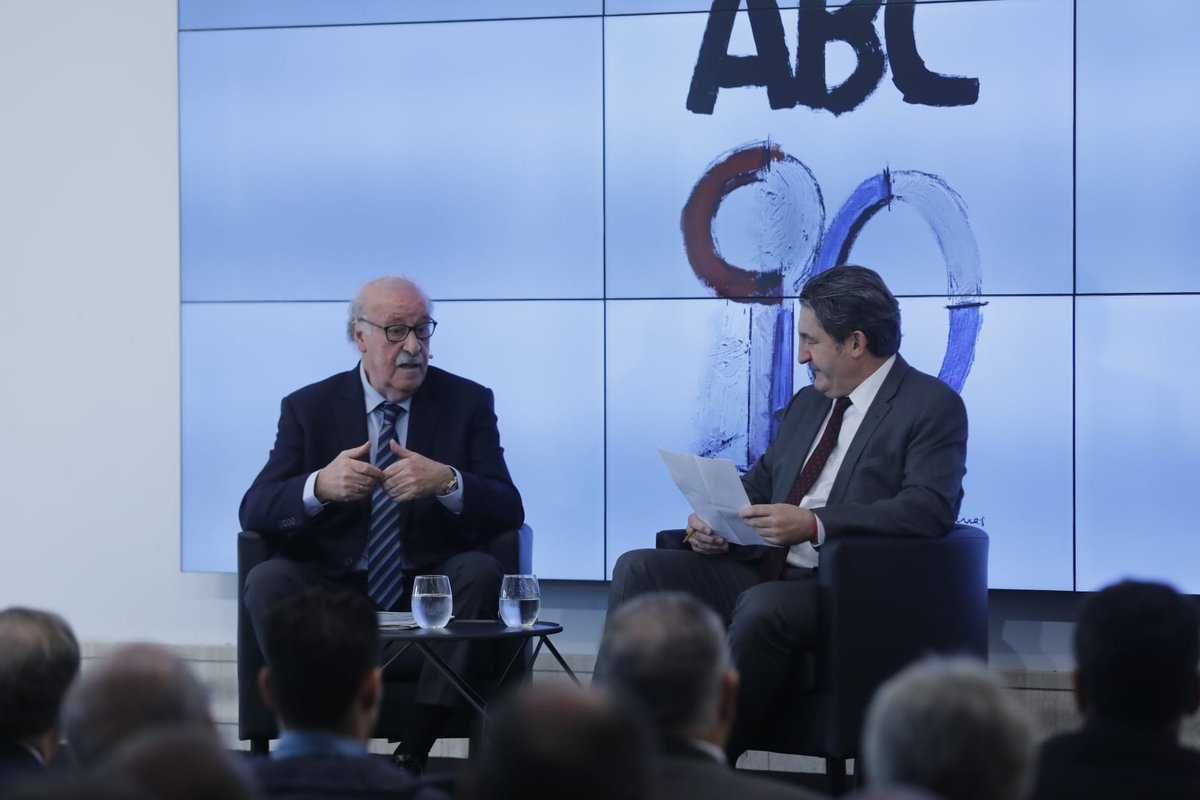 LauLiDue's tweet photo. Este mediodía hemos puesto el broche final a todo un año de eventos y grandes visitas para celebrar el 90 aniversario de ABC de Sevilla. Lo hemos hecho con un invitado de lujo, Vicente del Bosque. Y yo, además, con parte de lo mejor de la redacción :) #90ABCsev https://t.co/MgLwtFILo1