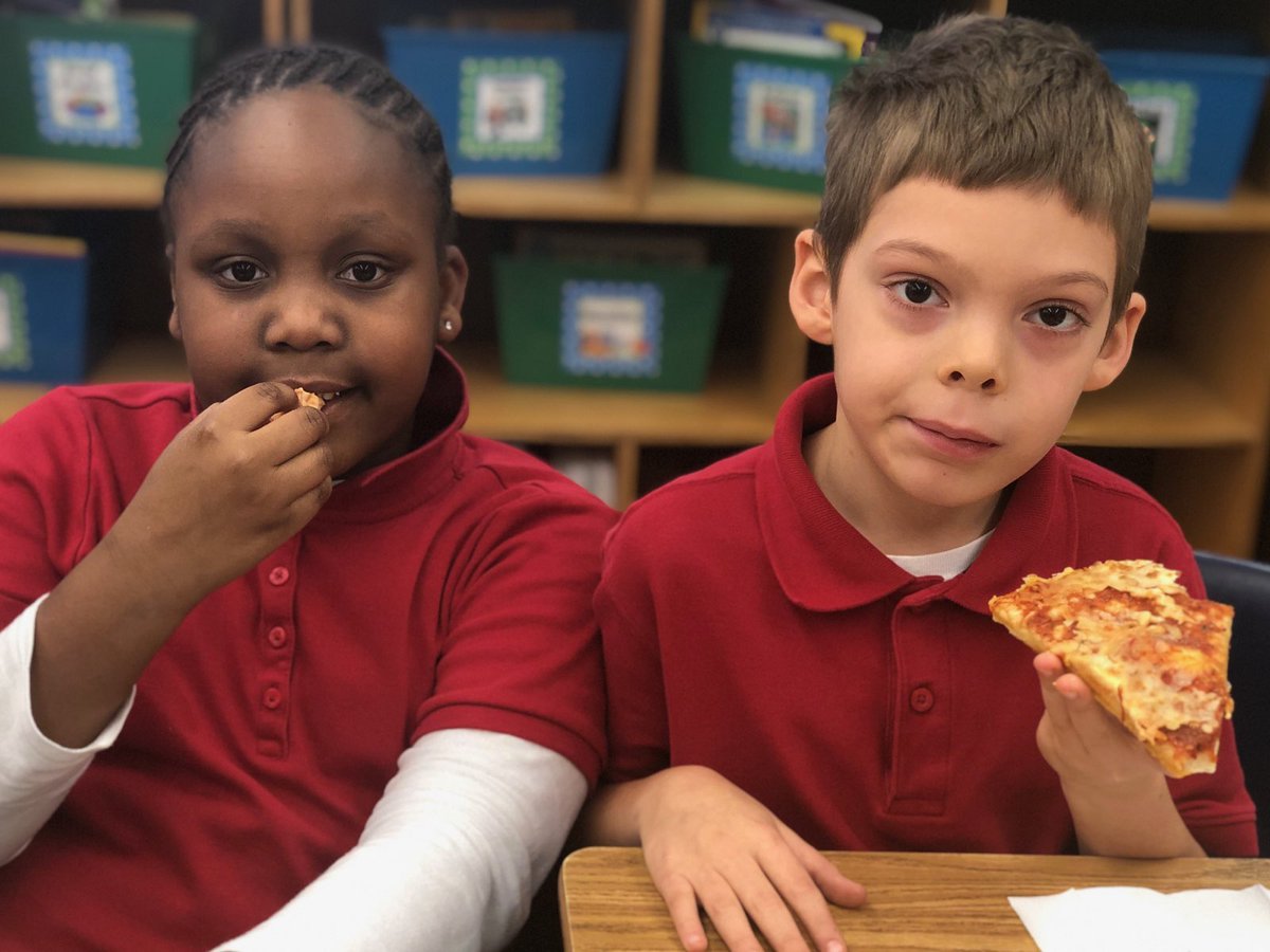 apsBAMOAcademy's tweet photo. Our awesome @APS_DSE lead #MsGregory delivers pizza to the poster winners from last week! #waytogo πΈ @TeachTiffMoore @kpizzle79 @apsupdate @Robinviews @AP_Holloman @DrEmilyAMassey #2020vision https://t.co/chG7xzJ2Mq