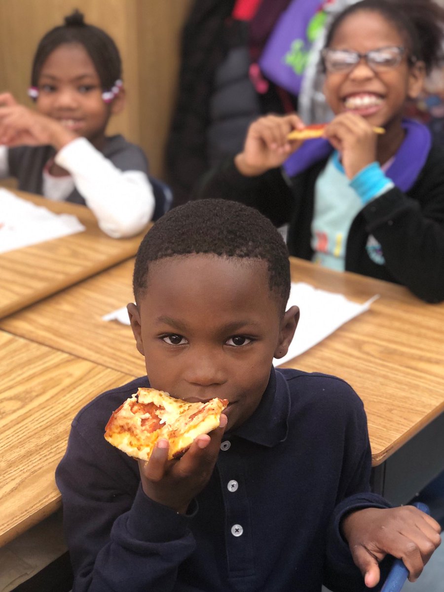 apsBAMOAcademy's tweet photo. Our awesome @APS_DSE lead #MsGregory delivers pizza to the poster winners from last week! #waytogo πΈ @TeachTiffMoore @kpizzle79 @apsupdate @Robinviews @AP_Holloman @DrEmilyAMassey #2020vision https://t.co/chG7xzJ2Mq