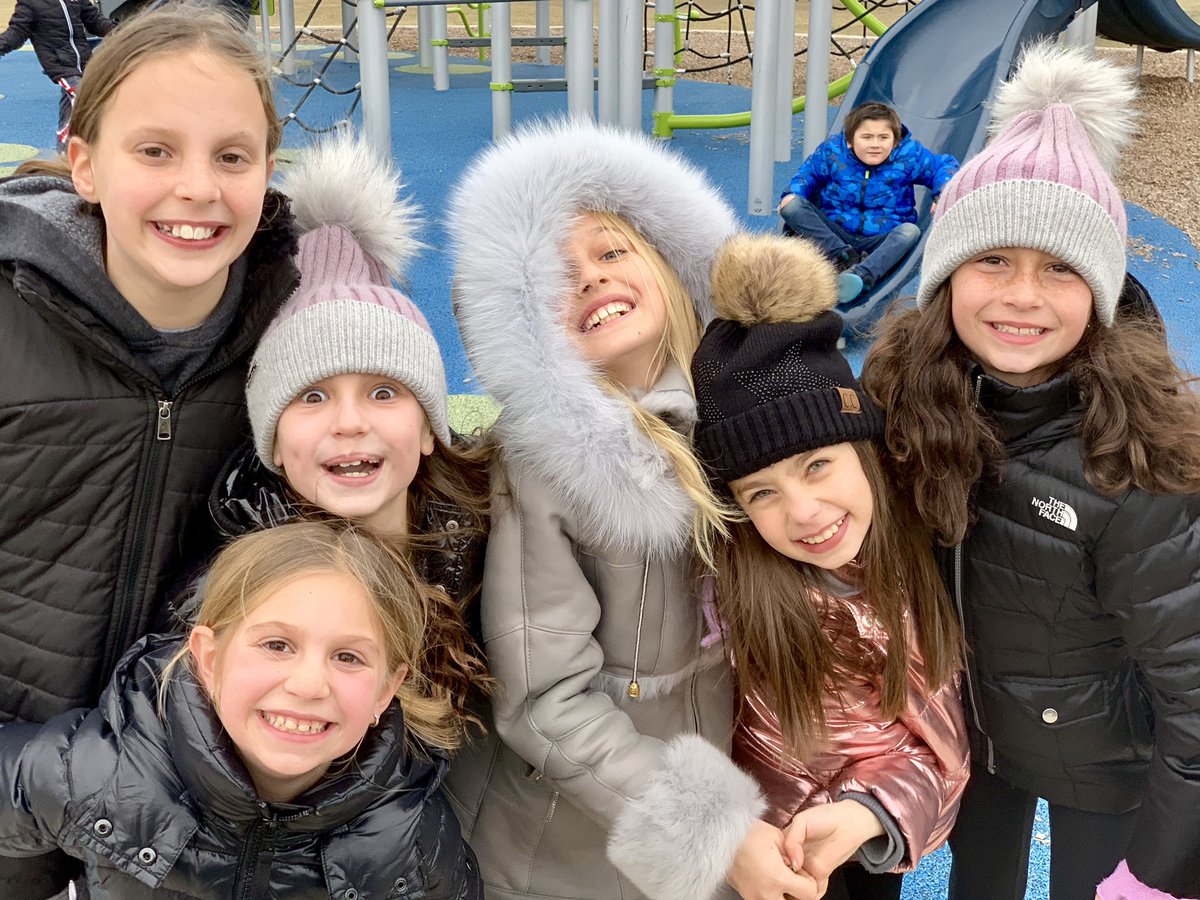 Love the fun loving vibes these girls have at recess ⭐️ #wal109 @ElissaBorovich