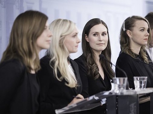 Li Andersson, 32 ans, ministre de l’éducation - Maria Ohisalo, 34 ans, ministre de l’intérieur - Sanna Marin, 34 ans, cheffe de gouvernement - Katri Kulmuni, 32 ans, ministre des finances. Voilà, voilà.