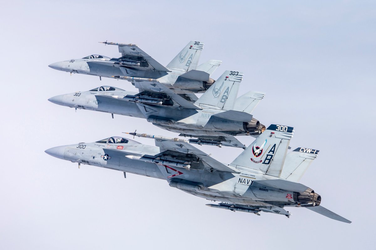CavasShips's tweet photo. Three F/A-18E Super Hornets from the #Knighthawks of #VFA136 Strike Fighter Squadron 136 seen in gorgeous shots by LCDR Darin Russell, taken last March over the Sea Test Range near #NASLemoore Naval Air Station Lemoore, California https://t.co/kgHRUUQEX2