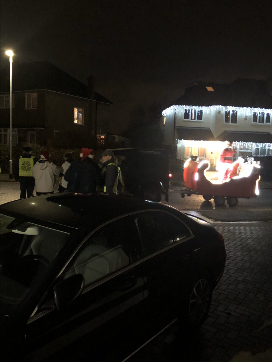 arpitdesai4u's tweet photo. @Hillingdon It was lovely to see a charity from Northwood doing the Santa round this evening and supporting a great cause @CRY_UK #charity. https://t.co/jXwQxFbL4M