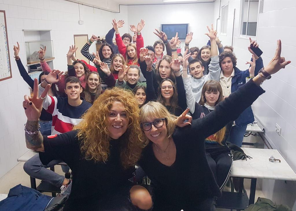 TrioraSpain's tweet photo. Seguimos con nuestra labor social por los centros educativos de España. Hoy hemos estado en FEM School MAD con @Sofia_Deejay
🙋‍♀️Si quieres que vayamos a tu colegio contacta con nosotros en a.perez@triora.es 
#ElMomentoEsAhora #ModeloTriora #SentidoParaTuVida #MeaningfulLife https://t.co/ssacx7Xiqy