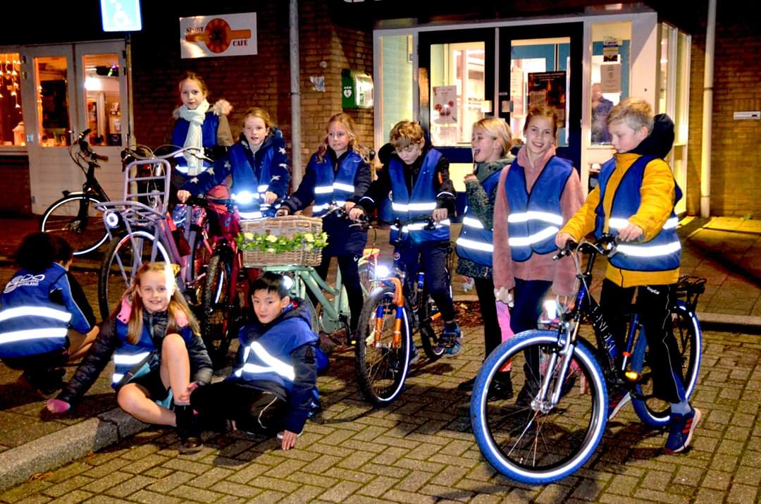 🌟 | Fietsen van en naar de trainingen is gezond, maar in het donker, met een hippe donkerblauwe of zwarte jas en een klein (of kapot) fietslampje niet altijd veilig. 

‘Dat moet anders’, vond het bestuur. ‘Dus deelden we vanavond stoere, reflecterende ODO-blauwe hesjes uit.