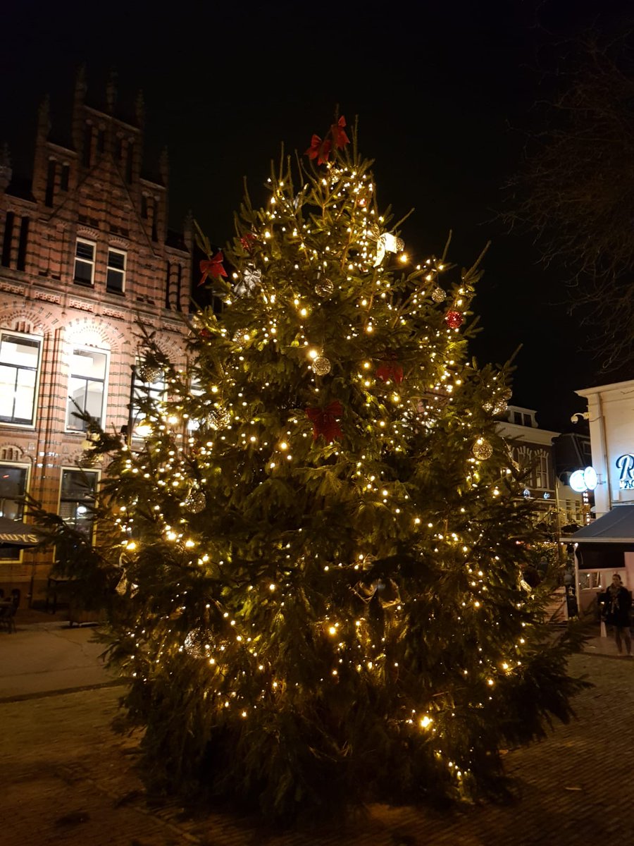 MvButselaar's tweet photo. Kerstboom op het Jansplein. Vanaf morgen 14 uur kunt u komen met een foto van iemand die u in het licht wilt zetten. Zondag zijn er de opnames van 14 tot 20....met heel veel andere leuke activiteiten eromheen. Hoop zondag om 1930 uur een vol Jansplein! https://t.co/41dJRo7xOa