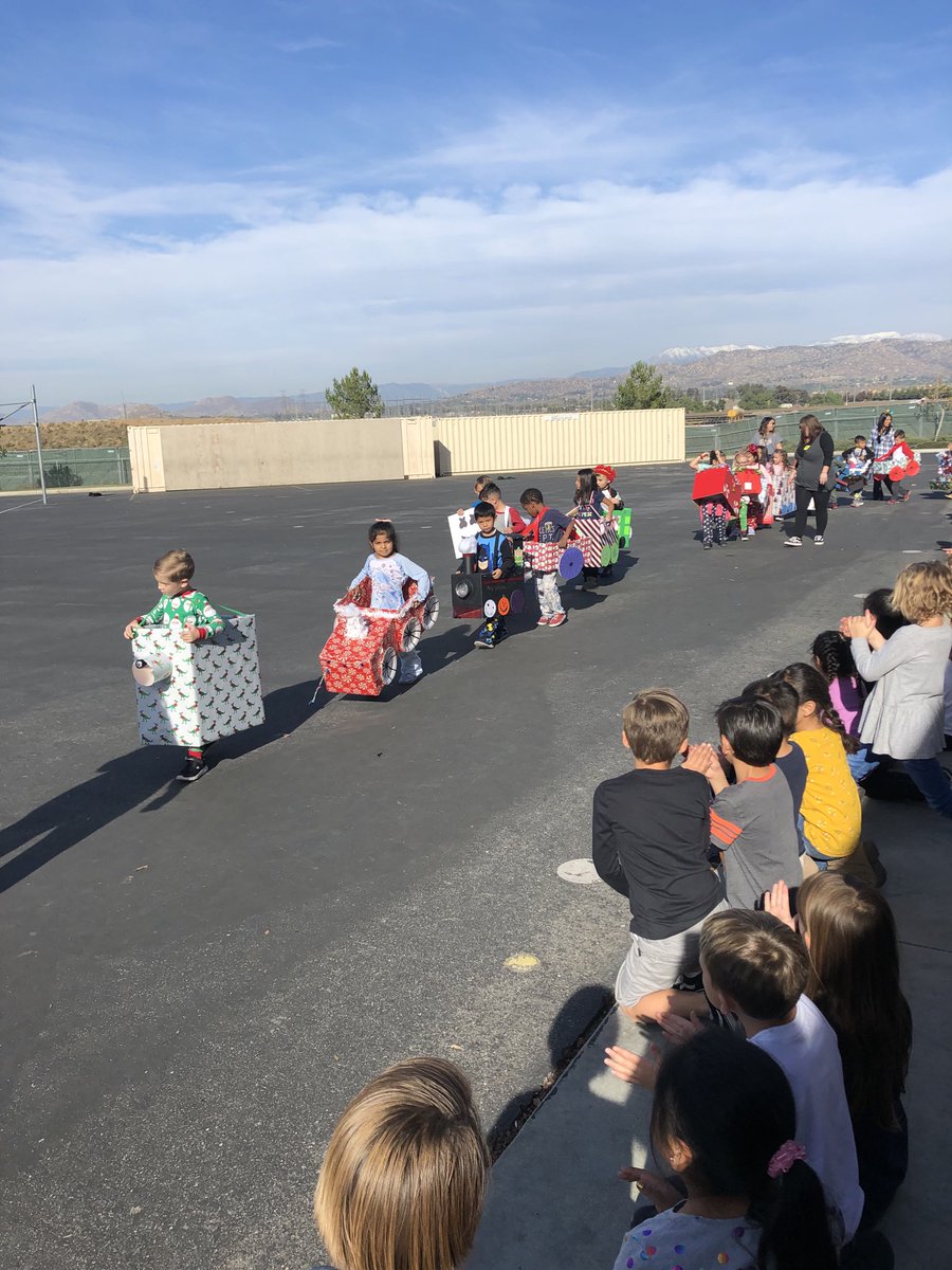 pdenton75A's tweet photo. Pausing to applaud the Polar Express participants! #RomoGrows ⁦@RomolandTigers⁩ ⁦@BRESBulldogs⁩ ⁦@HarvestHawks⁩ ⁦@mvesmustangs⁩ ⁦@ChaseScorpions⁩ https://t.co/XSOJqvgtlh