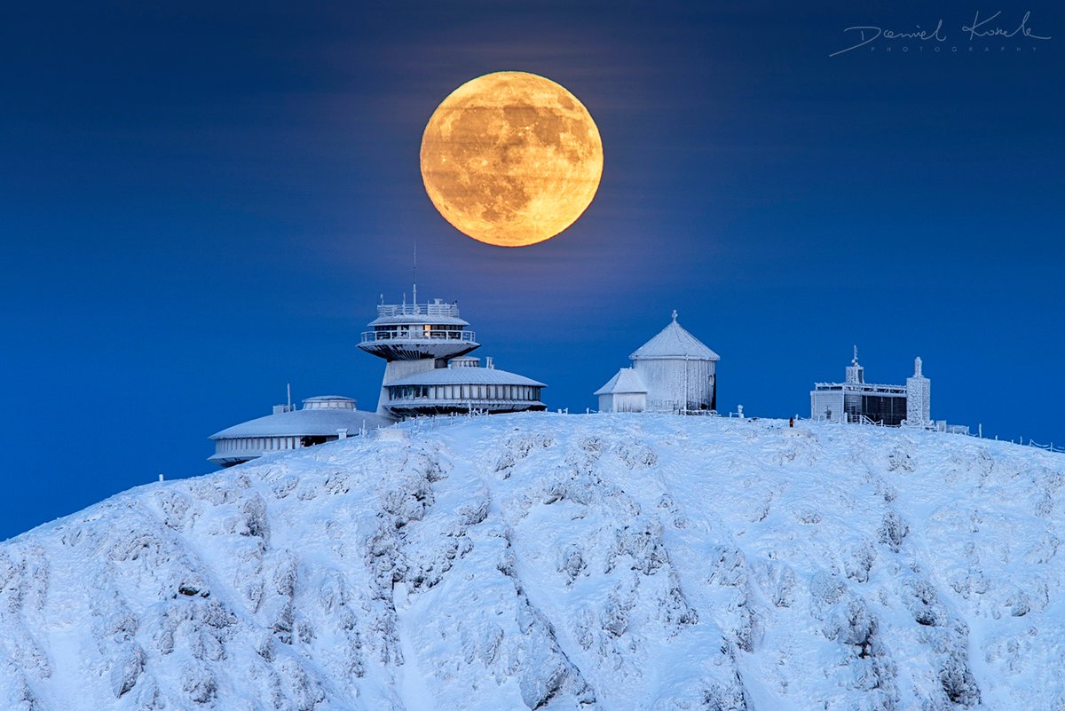 Dolny Śląsk - Śnieżka - wschód księżyca, dzisiaj parę minut po 16😎

foto: Daniel Koszela