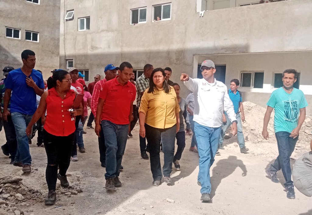 gestionperfecta's tweet photo. #12Dic Pasamos revista al Urbanismo Campamento de Pioneros del municipio Torres estado Lara junto al Ministro @IMVillarroel. En pocas semanas estarán listos estos hogares para ser entregados a nuestro pueblo. #UnidosPorTiLara #PatriaIndetenible https://t.co/L2E84ucmq0