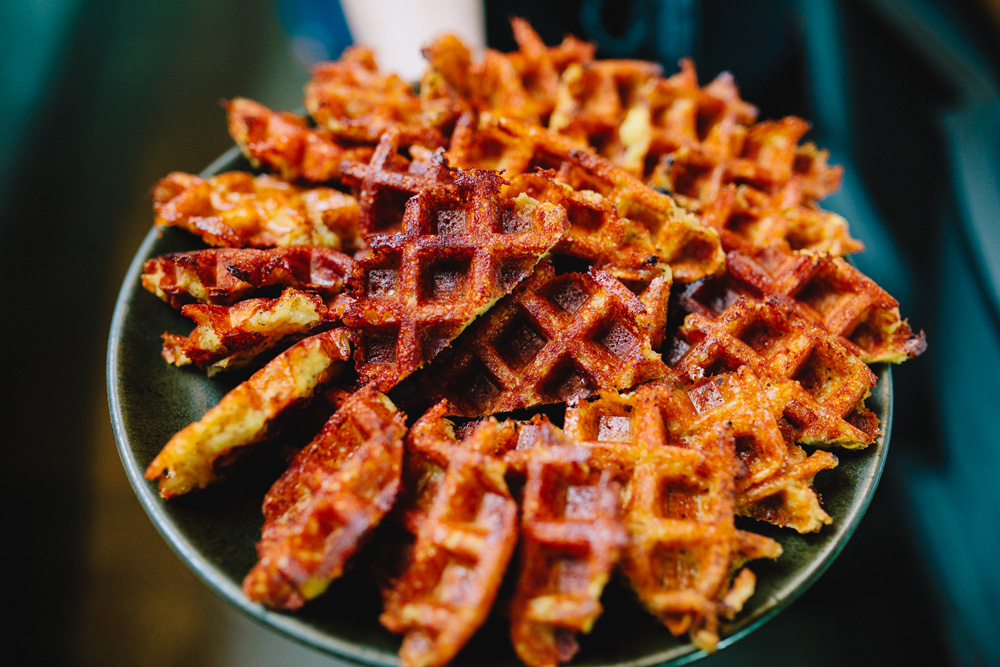 Drop by 2-6 PM everyday for our Happy Hour treats! $9 Pork Belly Nachos, $5 Cocktails, and fill up on our DOLLAR wafflatos! Come see the full happy hour menu at our bar, what a better way to end off a work day. 😇🍴