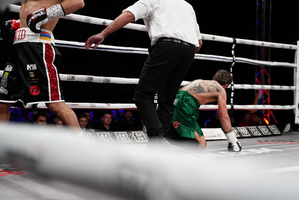 Matchroom_ESP's tweet photo. ➡️ @DavidAvaBoxer hizo su deber! Defendiendo su Titolo Europeo de peso welter en el primer asalto por KO! 💥

@DavidAvaBoxer did his job!
He defended his European Welterweight title by KO in the first! 💥

@matchroomboxing @opisince82 @dazn_es

#AvanesyanDelRio https://t.co/wuubf4p15U