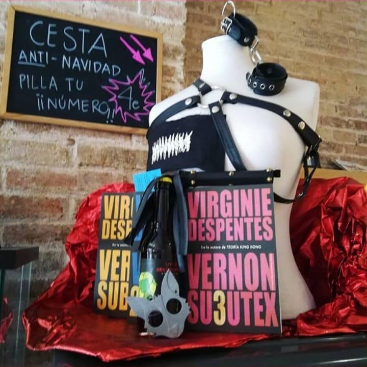 Ya están disponibles los números de nuestra cesta anti-navidad xa unas fiestas sin estresses!!
En @laraposapoblesec y x sólo 4€!!!. Elige un número del 00 al 99 y si coincide con el premiado en la Lotería Nacional puedes llevarte TODO!!
⛓️!Qué la suerte nos acompañe!⛓️