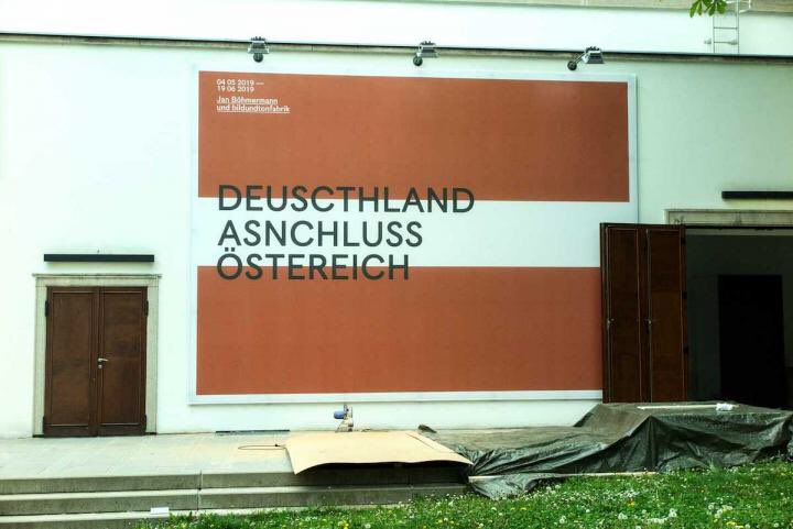 ArminWolf's tweet photo. Ok, es ist geklärt. 
@janboehm steckt dahinter, haben @fpoefails als Erste entdeckt. 
Das ist das Plakat der Böhmermann-Ausstellung in Graz im letzten Frühjahr. 
Und was fällt uns auf ???
Der Schlingel hat echt überall die Finger drin. https://t.co/aQmVHjkJf9