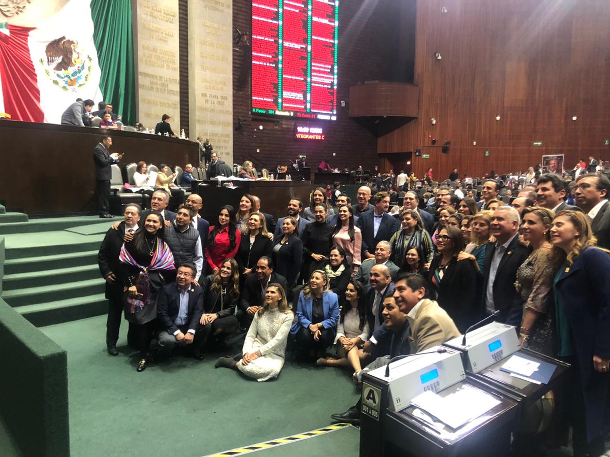 Así festejan los q dieron la espalda a la sociedad para no bajar financiamiento a partidos políticos.Solo Morena y PES te cumplieron votando x que la reducción a PP fuera una realidad. ccp <a href="/DiputadosMorena/">Tus Diputadas y Diputados Morena</a> <a href="/mario_delgado/">Mario Delgado</a>