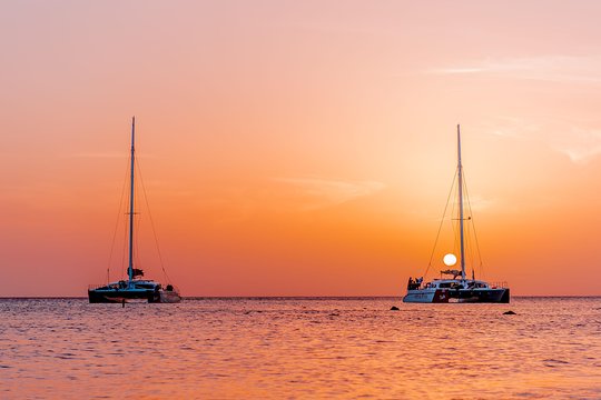 Tag your travel buddy! Who would you like to enjoy a sunset sail with? 🍹
.
.
.
.
.
.
.
.
.
.
#plantanacondos #plantanacayman #caribbean #caymanislands #grandcayman #caymansunsets #sailing #sunsetsail #warmwishes #christmasisbetterhere