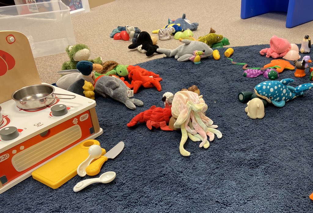 This might look like a mess, but it was a preschool play session that took 30 minutes to set up. Food was cooked, animal friends were chosen, and everybody ate at the big party! 😁 #slpeeps #preschoolslp #languagetherapy #d76diamonds