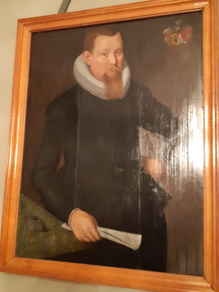 aabuwalda's tweet photo. Portret van Watze Jeltes uit #Burgwerd in de voogdenkamer van het Weeshuis te Bolsward. Hij was getrouwd met Sjouck Riencksdr. Baerdt. 
Ook portret van zijn zoon met kolfstok hangt in het Weeshuis. https://t.co/GDDaz31BOf