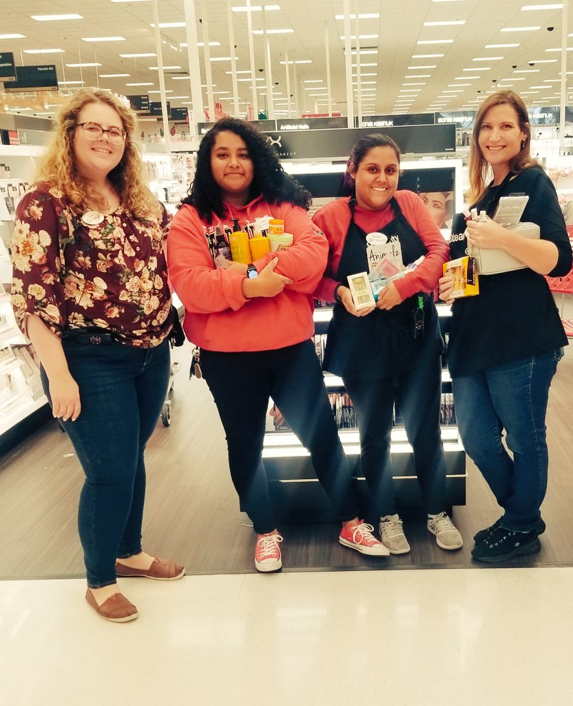 We had fun putting together our own gift sets to inspire our guests for the Holidays. #targetrun #T1502 #targetbeauty <a href="/DanielleChenier/">DanielleChenier</a> @DevinHelems <a href="/salamlazkani/">salamlazkani</a>