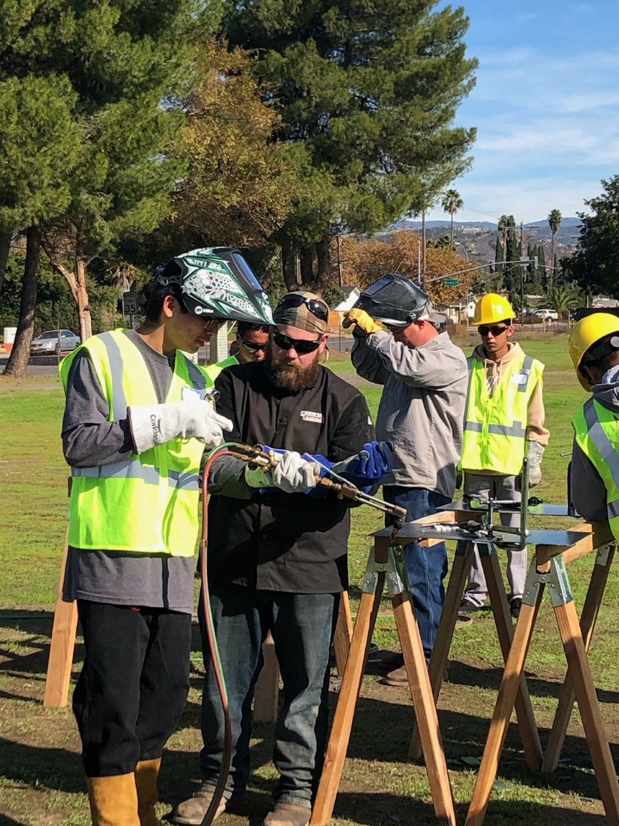 EUHSD's tweet photo. Students from @EUHSD experience hands-on learning with industry professionals as part of #BuildingEscondidosFuture in partnership with @Escondido_CA @EscondidoChambe #CTE #EUHSDFutureReady https://t.co/pdWQqngnwT