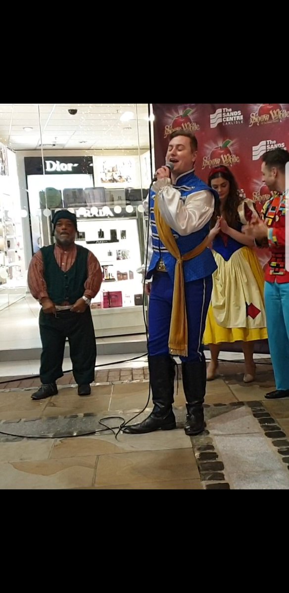 lindapagan3's tweet image. Happy #MattThursday ❤ #PantoTime 🎄🎅🍎🤴