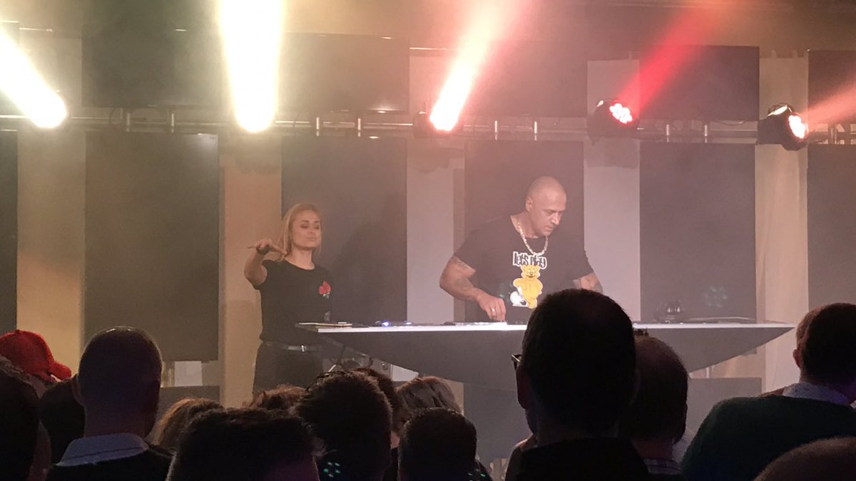 BrandweerKLW's tweet photo. Wat een avond! Vanavond werd het #eindejaarsbedankfeest @VRZHZ georganiseerd in de kazerne van @Brw_Klaaswaal. Met @QmusicNL @LarsBoele en onze โbuurtgenootโ @djpaulelstak ! #dakeraf #verbinding #wateentopfeest! @BrandweerZHZ https://t.co/8u0C8RdX1n