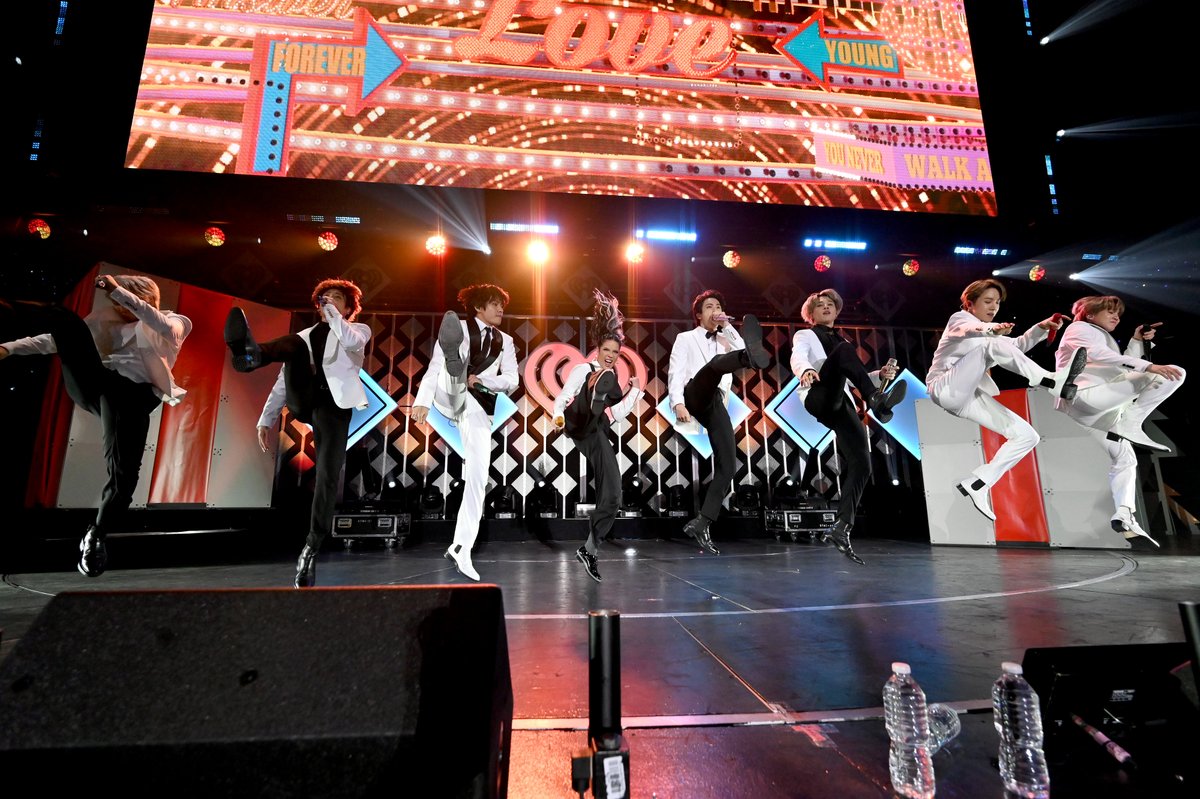 iHeartRadio's tweet photo. Oh my my my I love this photo so much 💜

#iHeartJingleBall @BTS_twt @bts_bighit @halsey https://t.co/kSwJRTWv99