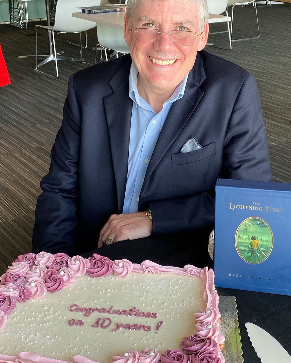 oraculosemideus's tweet photo. Nova postagem de Rick Riordan comemorando com os 10 anos de "Percy Jackson e os Olimpianos" na New York Times Bestseller, nas instalações da Disney Publishing (editora dos livros de PJO) em Glendale, Califórnia. https://t.co/yx8SQ9Wpbw