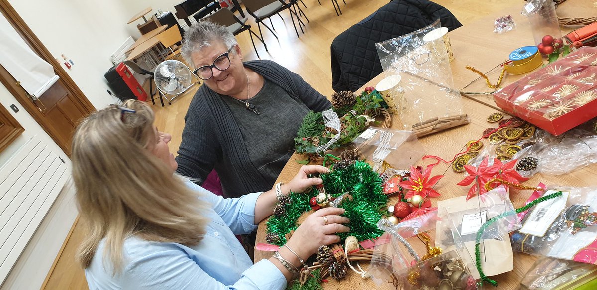 CASM55693481's tweet photo. Wreath making@library.#workingwithwillow https://t.co/K7bMyfx4B8