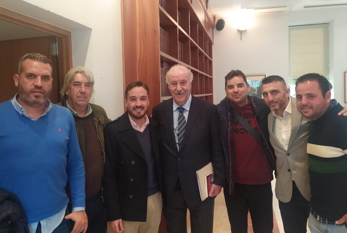 rafaruiz1987's tweet photo. Un placer aprender de un auténtico maestro del fútbol, y la vida, como don Vicente del Bosque. Además, rodeado de compañeros de pasión. Gracias #90ABCSev y a @PabloPintinho por la invitación. https://t.co/WVnggltbYl