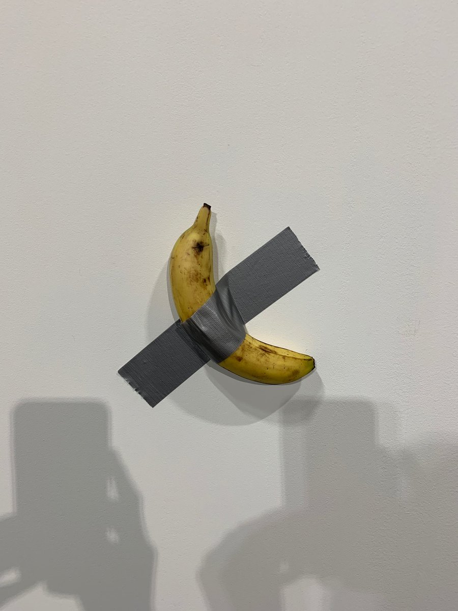 Roberto Losada Twitterissä: "Si se han pagado 120.000 dólares por esta obra de arte (que es un plátano pegado con americana a una pared), necesario reconocer que el valor