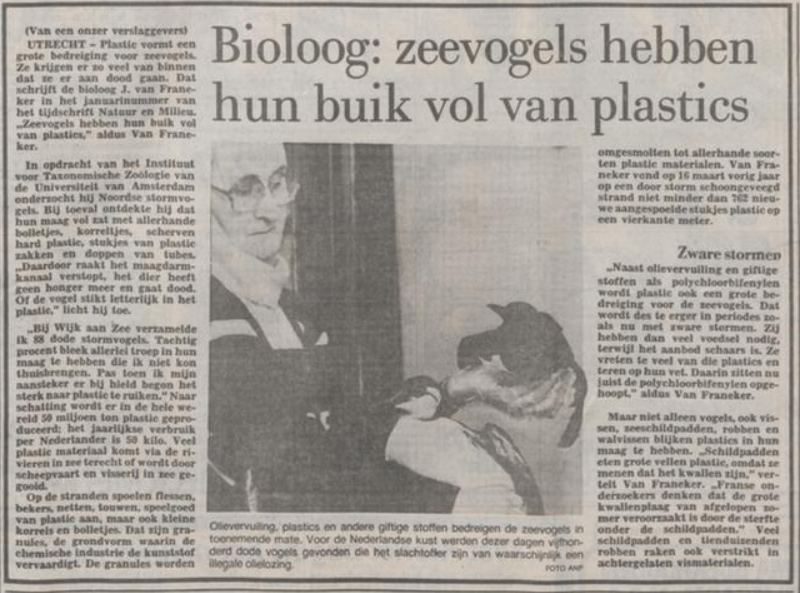 zwerfinator's tweet photo. De geschiedenisles van vandaag. Op 4 januari 1984(!) schrijft het @parool over Bioloog J. van Franeker die meldt dat stormvogels vol stukjes plastic zitten, er overal nurdles liggen en ook vissen, schildpadden, robben en walvissen vol plastic zitten of erin verstrikt raken. https://t.co/c9DDFL2PbH