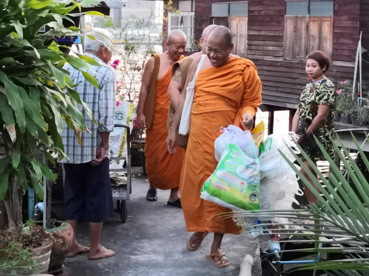 Jira_ThaiPBS's tweet image. พระมหาประนอม รักษาการเจ้าอาวาสวัดจากแดง จ.สมทุรปรการนำพระลูกวัด เดินเท้าให้ความรู้ชาวบ้านที่อยู่ริมน้ำในคุ้งบางกระเจ้า และชุมชนที่อยู่บริเวรรอบวัดจากแดงและวัดบางกระสอบ เพื่อให้ชาวบ้านรู้ประโยชน์การแยกขยะ พร้อมสามารถนำขยะพลาสติกกลับมารีไซเคิลทำน้ำมันในรูปแบบผ่านกระบวนการไพโรไลซิก