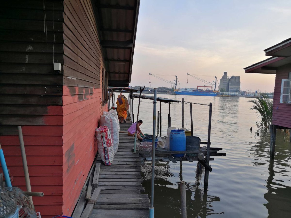 Jira_ThaiPBS's tweet image. พระมหาประนอม รักษาการเจ้าอาวาสวัดจากแดง จ.สมทุรปรการนำพระลูกวัด เดินเท้าให้ความรู้ชาวบ้านที่อยู่ริมน้ำในคุ้งบางกระเจ้า และชุมชนที่อยู่บริเวรรอบวัดจากแดงและวัดบางกระสอบ เพื่อให้ชาวบ้านรู้ประโยชน์การแยกขยะ พร้อมสามารถนำขยะพลาสติกกลับมารีไซเคิลทำน้ำมันในรูปแบบผ่านกระบวนการไพโรไลซิก