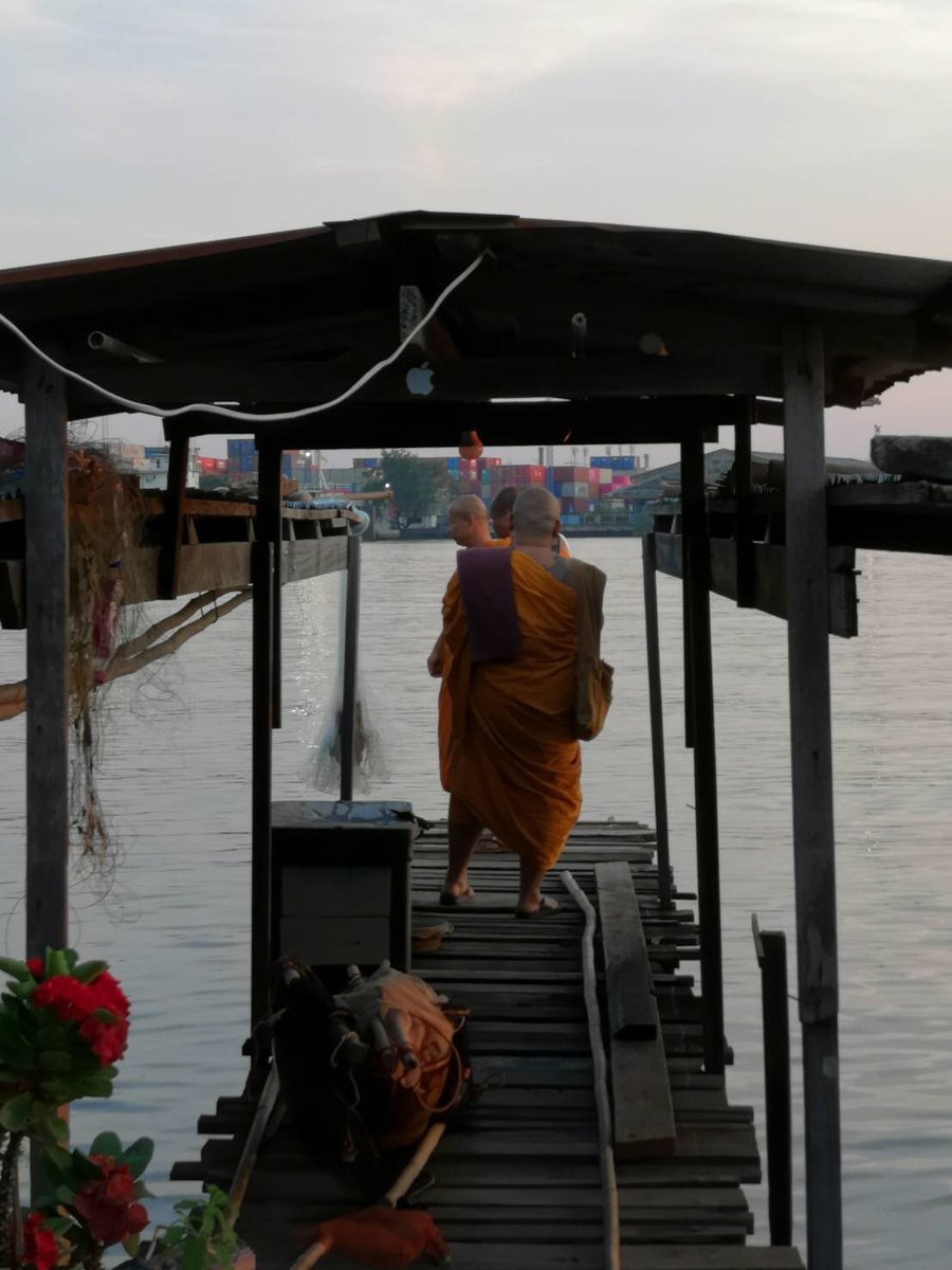 Jira_ThaiPBS's tweet image. พระมหาประนอม รักษาการเจ้าอาวาสวัดจากแดง จ.สมทุรปรการนำพระลูกวัด เดินเท้าให้ความรู้ชาวบ้านที่อยู่ริมน้ำในคุ้งบางกระเจ้า และชุมชนที่อยู่บริเวรรอบวัดจากแดงและวัดบางกระสอบ เพื่อให้ชาวบ้านรู้ประโยชน์การแยกขยะ พร้อมสามารถนำขยะพลาสติกกลับมารีไซเคิลทำน้ำมันในรูปแบบผ่านกระบวนการไพโรไลซิก