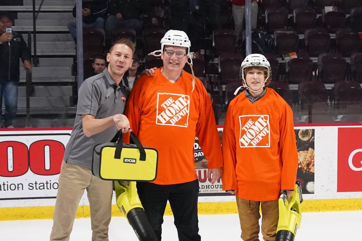 SpitsHockey's tweet photo. Huge thanks to @HomeDepotCanada for tonight’s #HDGameNight https://t.co/H9lVLNxc6A