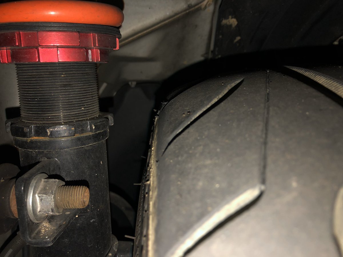 ポール ロアブラケットが少し長穴になってるラルグス車高調に さらにモンローのキャンバー ボルトを組み合わせてやっと3度ですね 純正ショック ニスモダウンサスにキャンバーボルトの時ははみ出してましたw 車高が高かったので干渉はしませんでしたがw 9 5j ポール ロアブラケットが少し長穴になってるラルグス車高調に さらにモンローのキャンバー ボルトを組み合わせてやっと3度ですね 純正ショック ニスモダウンサスにキャンバーボルトの時ははみ出してましたw 車高が高かったので干渉はしませんでしたがw 9 5j