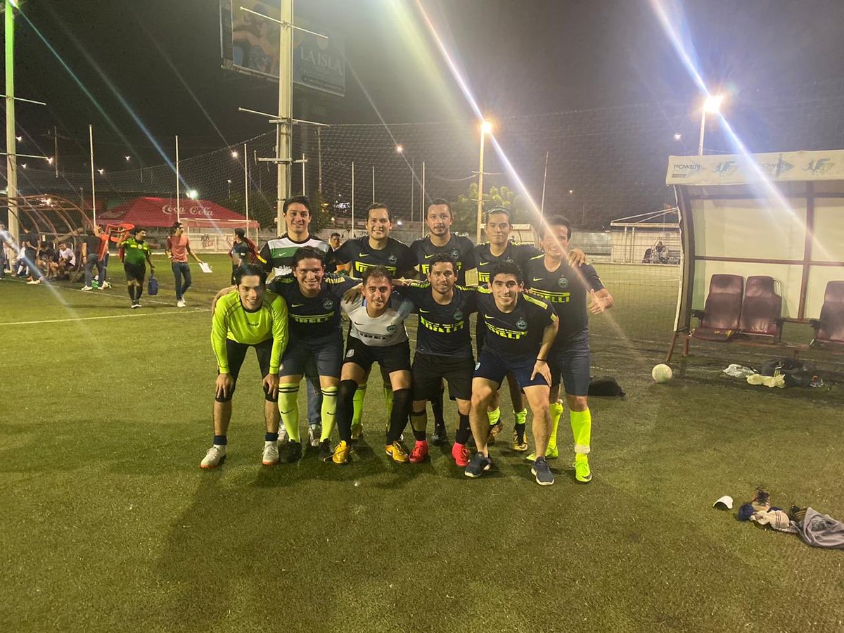 FlexaFC's tweet photo. ¡¡¡CAMPEONES!!! 🏆1️⃣2️⃣

La duodécima ya está aquí!!!

🔰Flexa 6-5 Red Bull
[3] @rodrigoabreu15 
[2] @harybasulto
[1] @Jacobsauri7

¡LA CORONA REGRESA AL REY!

#FlexafcUnaSolaPasión ⚽️ https://t.co/yjiI3AzG3F