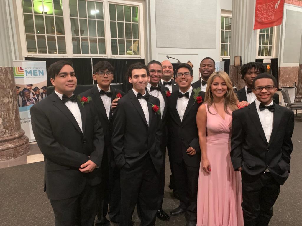 CarlosCLarios1's tweet photo. Good times, new experiences, new friends, Great way to wrap up the 2019 fall semester #ROSESATMBall @HISD_ATMP @HISD_ROSES @HISDSupe @krollins41 @rct305 @HoustonISD @TeamHISD @ScarborHS @WaltripRam https://t.co/J49xKlEHBN