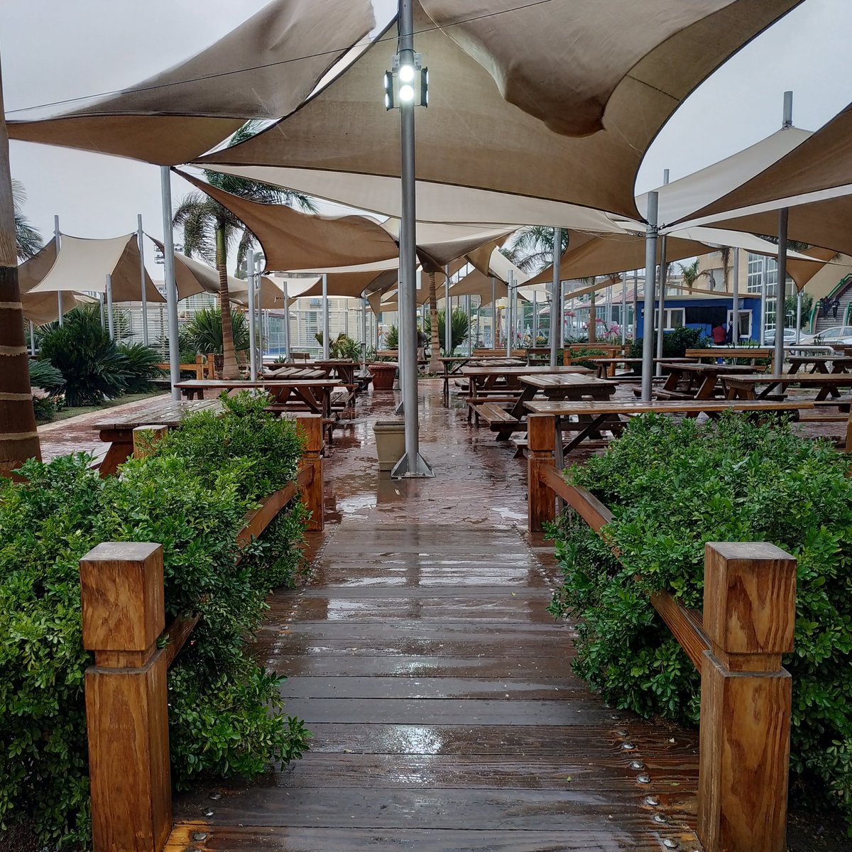 aahhmmeeddosama's tweet photo. Food court 🍱❤️ 
Without any edit 
#nofilter #noedit #life #world  #sky #photo #photography #shoot #xiaominote5 #xiaomi #university #college #winter #rain #raining https://t.co/s8YUsjGXOW