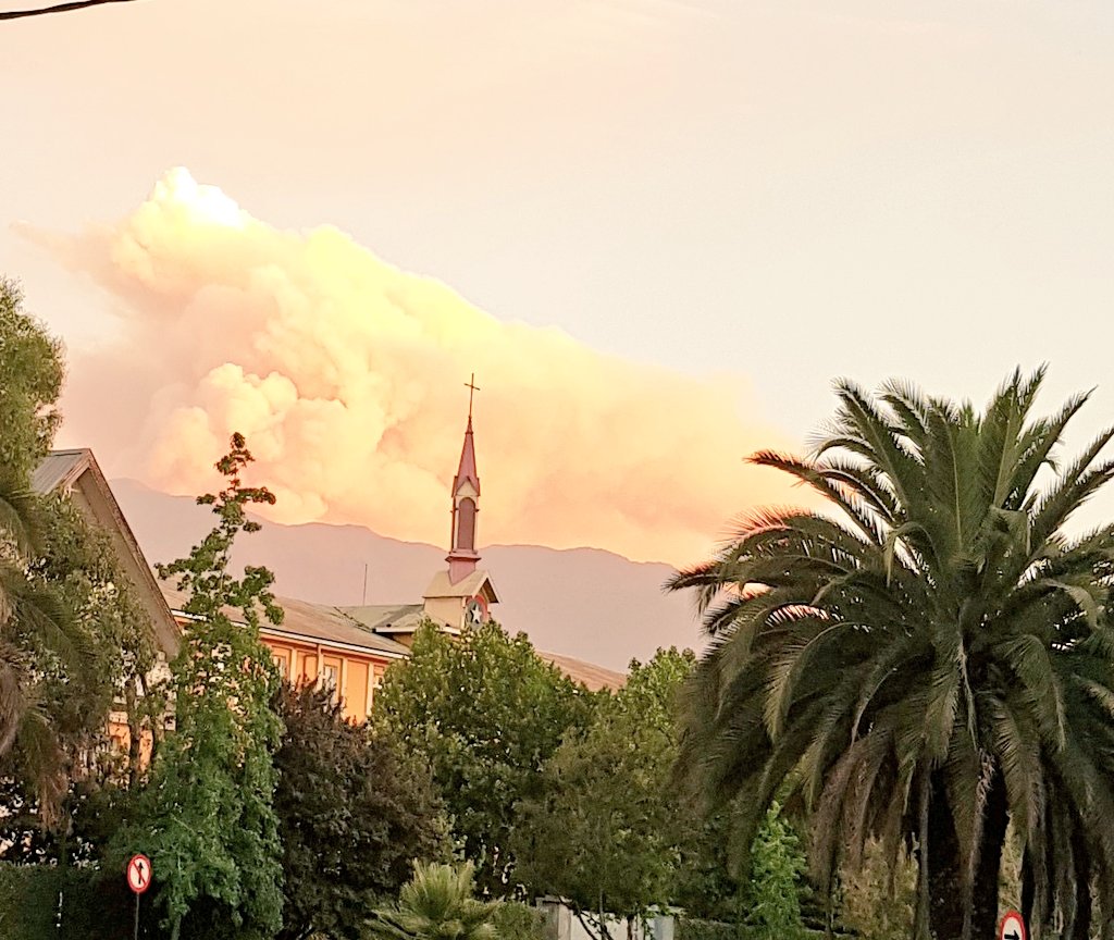 maxsanchez's tweet photo. Aparentemente es una erupcion volcanica,  o un incendio  en los cerros hacia el cajon del Maipo https://t.co/mpHmUQAAho
