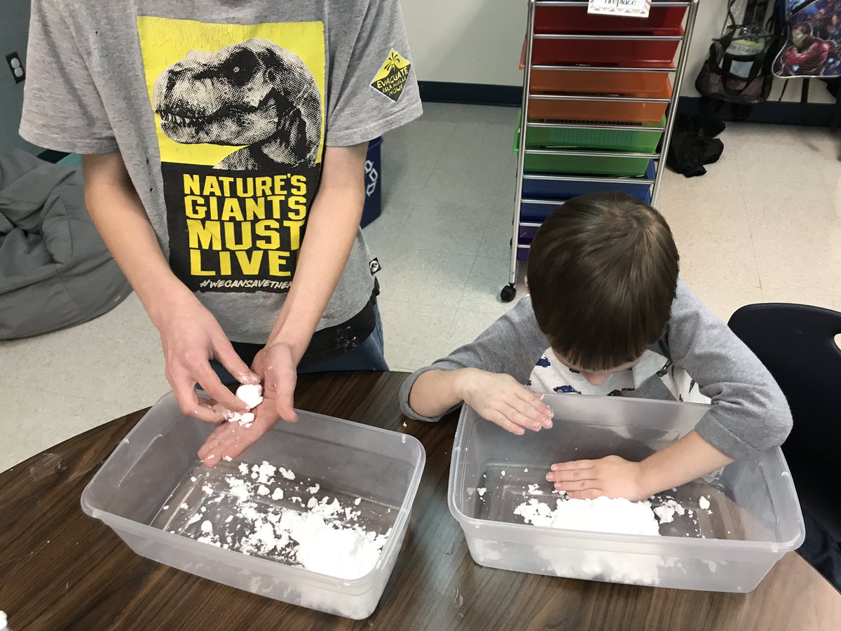 HeatherNolan631's tweet image. Today we made snow! It was so simple and the kiddos had a blast. ❄️ #lifeinALE