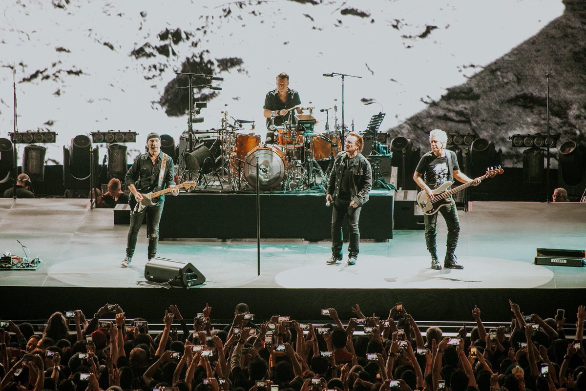 LiveSmart's tweet image. Thousands of fans had an unforgettable night as they lived their anthems at the #SmartU2TourPH. Relive its highlights as we close the #SmartMusicLive decade with #TheJoshuaTreeTour2019 🤟🏻#LiveYourAnthem 👉🏻 facebook.com/137599377310/p…