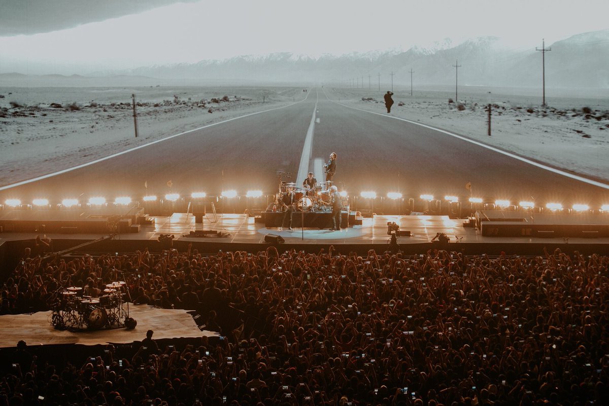 LiveSmart's tweet image. Thousands of fans had an unforgettable night as they lived their anthems at the #SmartU2TourPH. Relive its highlights as we close the #SmartMusicLive decade with #TheJoshuaTreeTour2019 🤟🏻#LiveYourAnthem 👉🏻 facebook.com/137599377310/p…