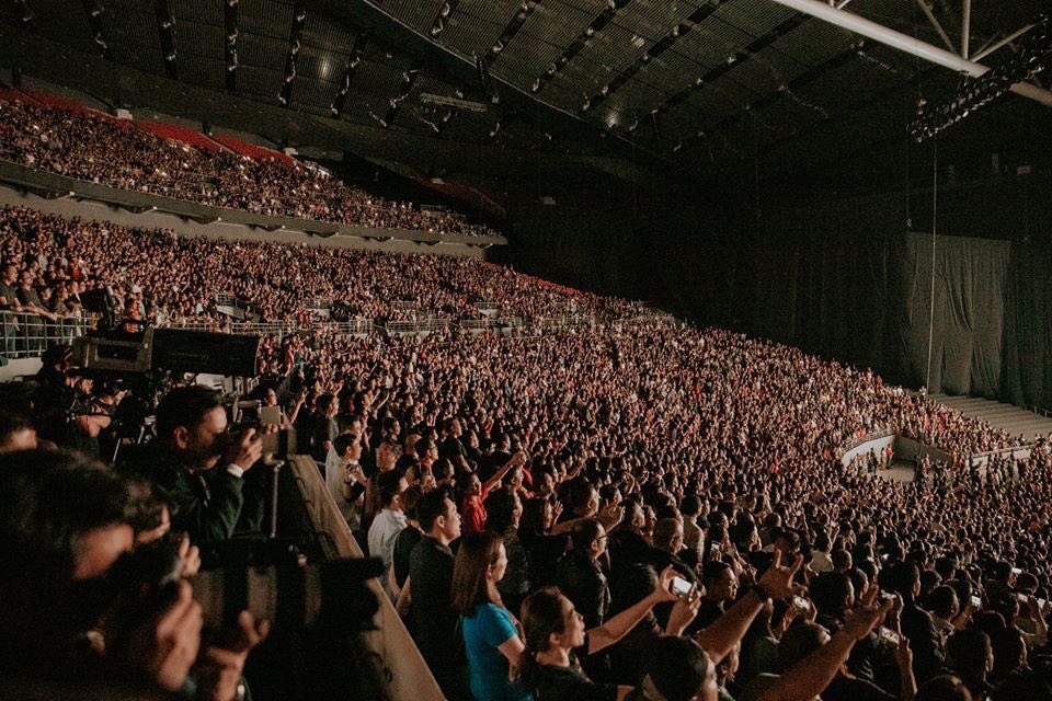 LiveSmart's tweet image. Thousands of fans had an unforgettable night as they lived their anthems at the #SmartU2TourPH. Relive its highlights as we close the #SmartMusicLive decade with #TheJoshuaTreeTour2019 🤟🏻#LiveYourAnthem 👉🏻 facebook.com/137599377310/p…