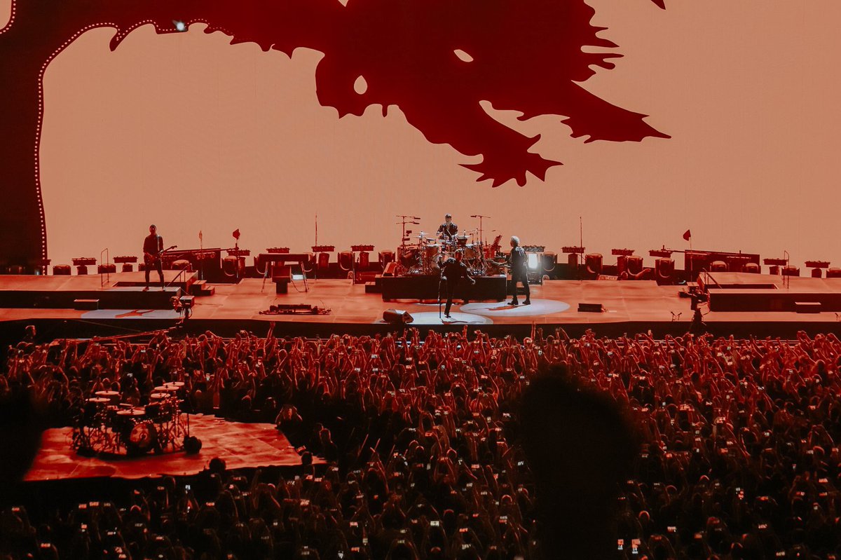 LiveSmart's tweet image. Thousands of fans had an unforgettable night as they lived their anthems at the #SmartU2TourPH. Relive its highlights as we close the #SmartMusicLive decade with #TheJoshuaTreeTour2019 🤟🏻#LiveYourAnthem 👉🏻 facebook.com/137599377310/p…