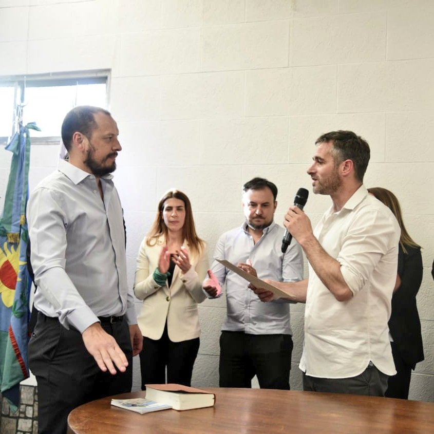 dschejtman's tweet photo. Quince años trabajando con él codo a codo (literalmente) me bastan para estar seguro de que Juan Manuel Morales será un gran Subsecretario de Cultura. Honesto y laburador como pocos, solidario y con la sensibilidad para estar siempre del lado correcto. Cosas buenas van a venir. https://t.co/RDEOJTsn15