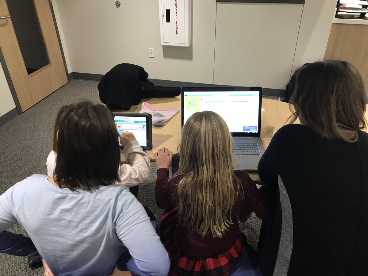 LarkspurLIBR's tweet image. Parent and kid teams solving #coding puzzles during our Family Code Night 😃💻 #LISDcodes #HourOfCode #leanderisdlib