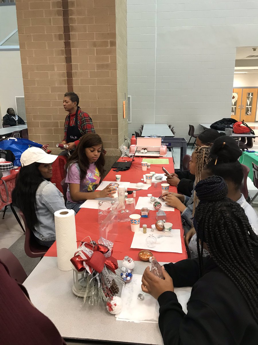 Class of 2020 and ICN faculty ready to show their crafty sides!! Ornaments and blankets for CHKD Kids!!!!  @lagunafoster @ICNorcomHigh @KimJones24_7 @PPSstudentrep @PortsVASchools